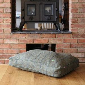 Luxury Tweed Dog Bed – Sage