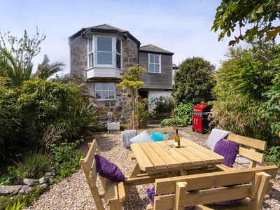 Ayr Farmhouse, Cornwall