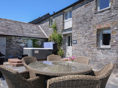 Courtyard Cottage - within the Helland Barton Farm collection, Cornwall