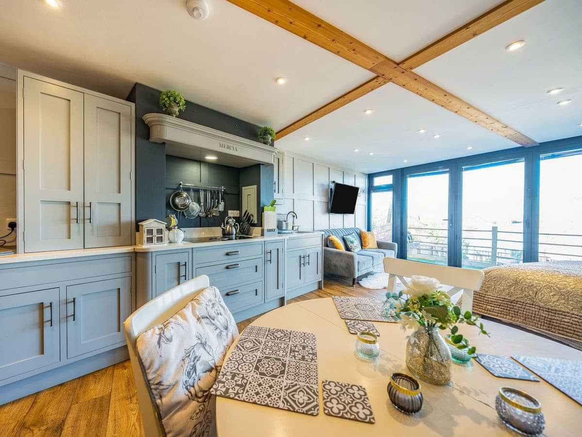 Dogfriendly Riverview Lodge, Gloucestershire PetsPyjamas