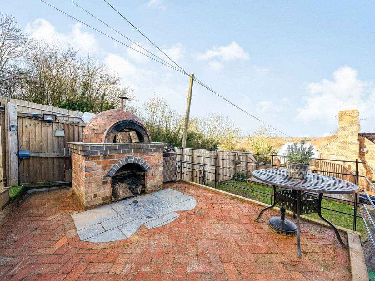 Dogfriendly Riverview Lodge, Gloucestershire PetsPyjamas