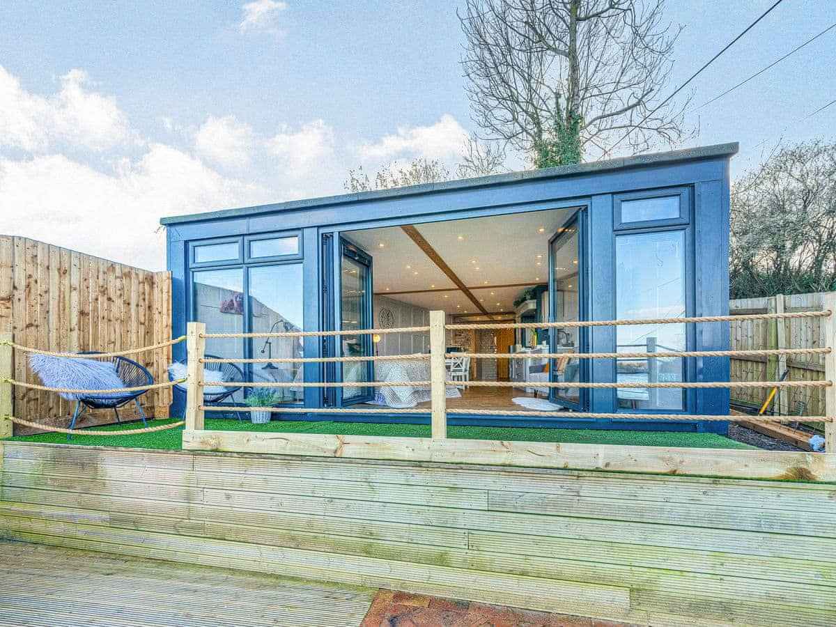 Dogfriendly Riverview Lodge, Gloucestershire PetsPyjamas