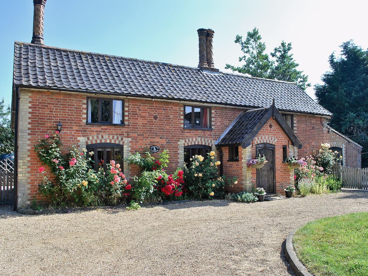 Dogfriendly Meadow Cottage, Suffolk PetsPyjamas